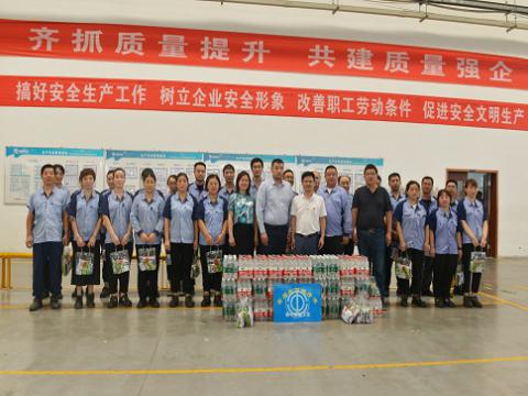 炎炎夏日，，，，，，市总工会送清凉，，，，，，丝丝关爱暖人心