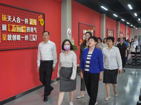 天下总工会女职工部莅临新葡的京集团350vip8888电气调研女职工事情